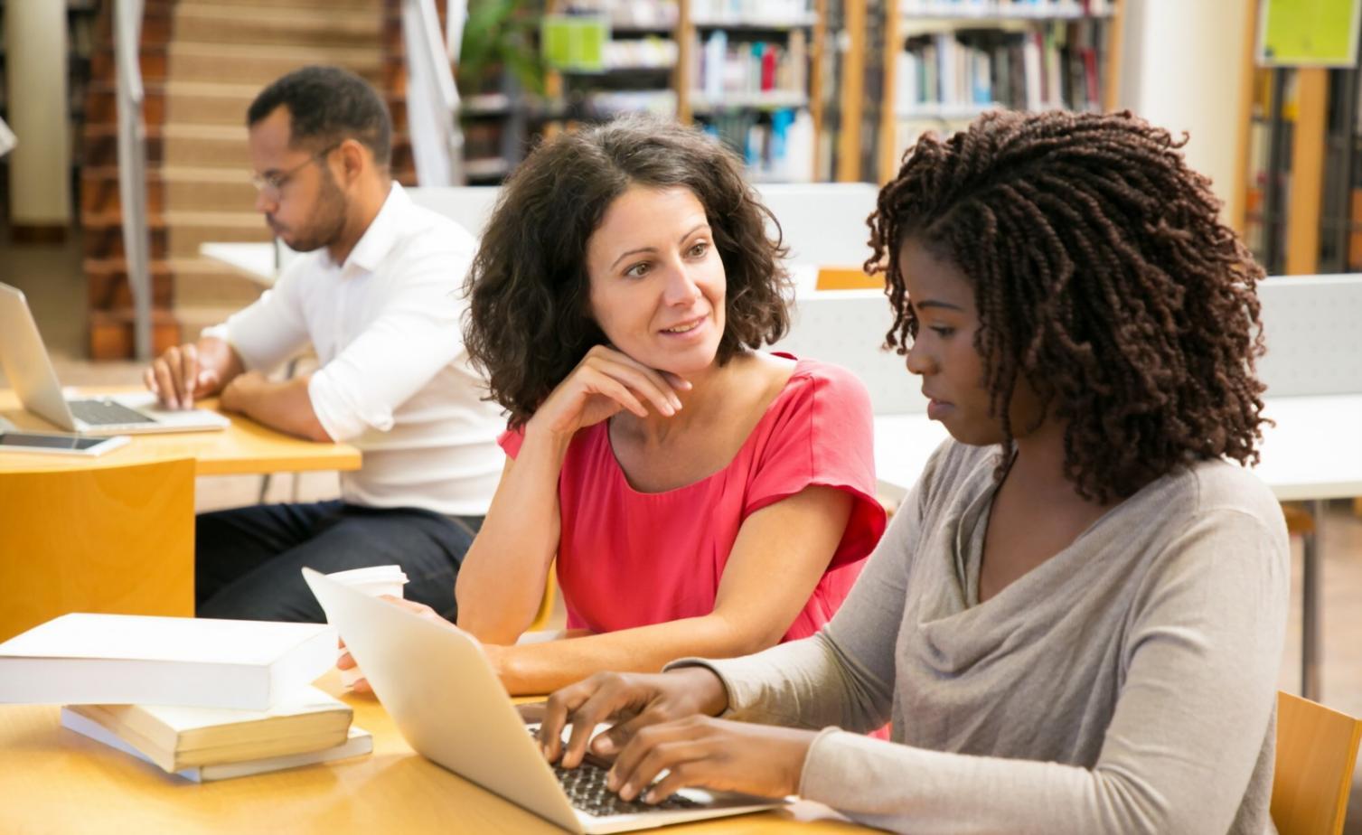 Professionelle Beratungssituation mit Finanzunterlagen