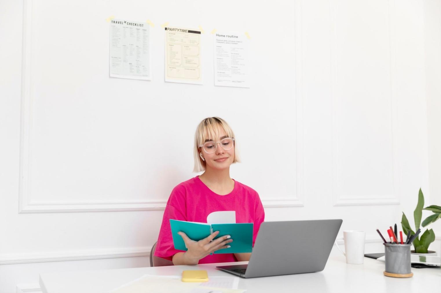 Modernes Bürogebäude von morqenlytis mit Glasfassade und professioneller Architektur