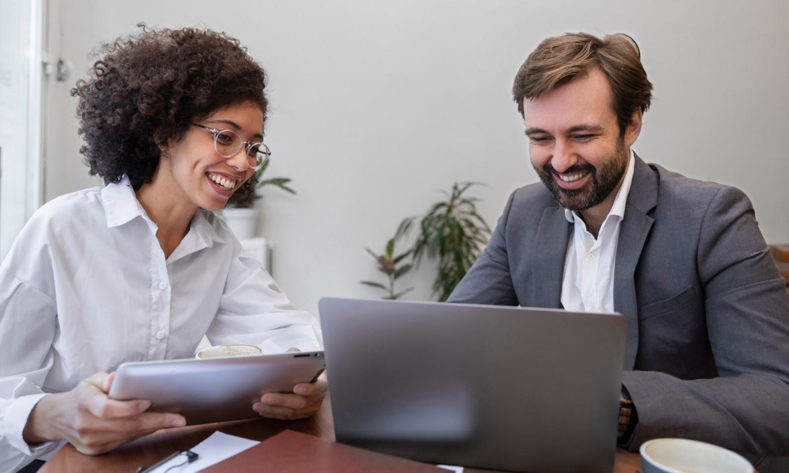 Moderne Büroumgebung mit Finanzunterlagen und Laptop