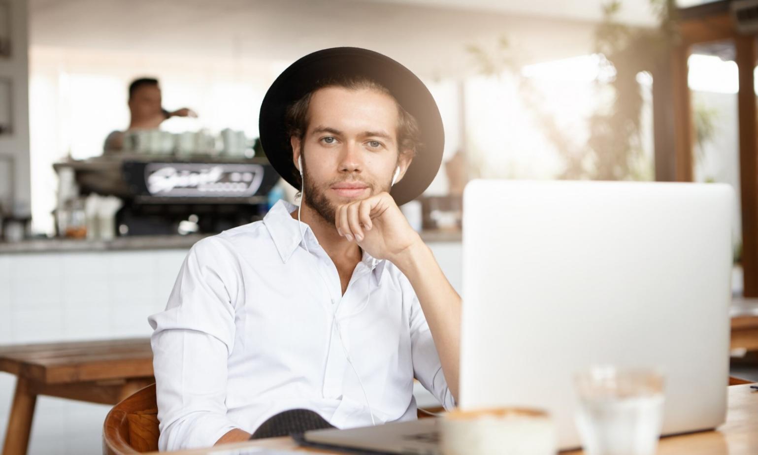 Team bei der Arbeit an Finanzstrategien